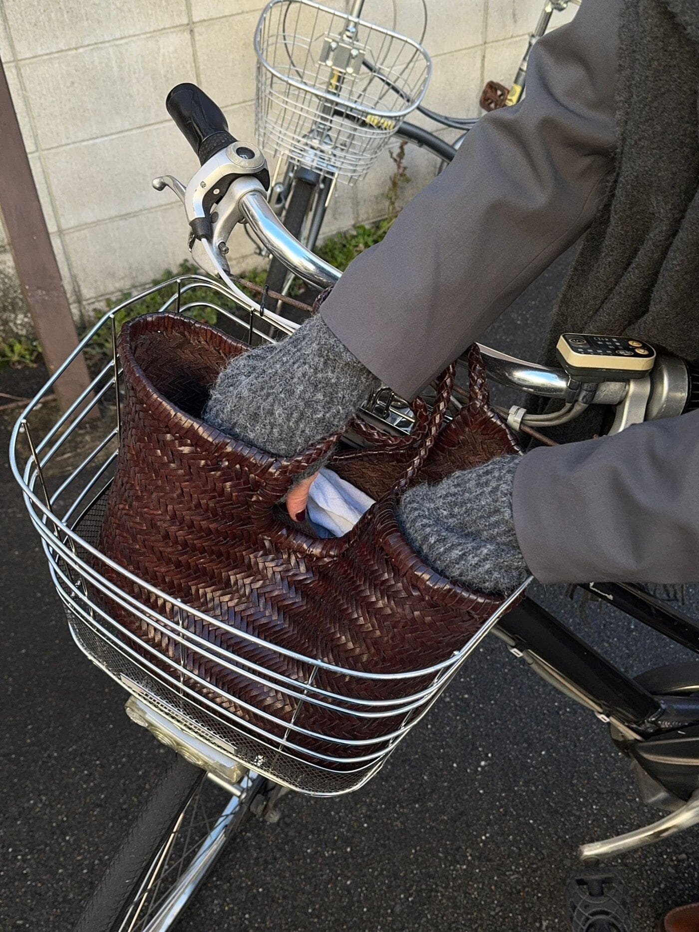 Foyer Tote in Cedar Size-16