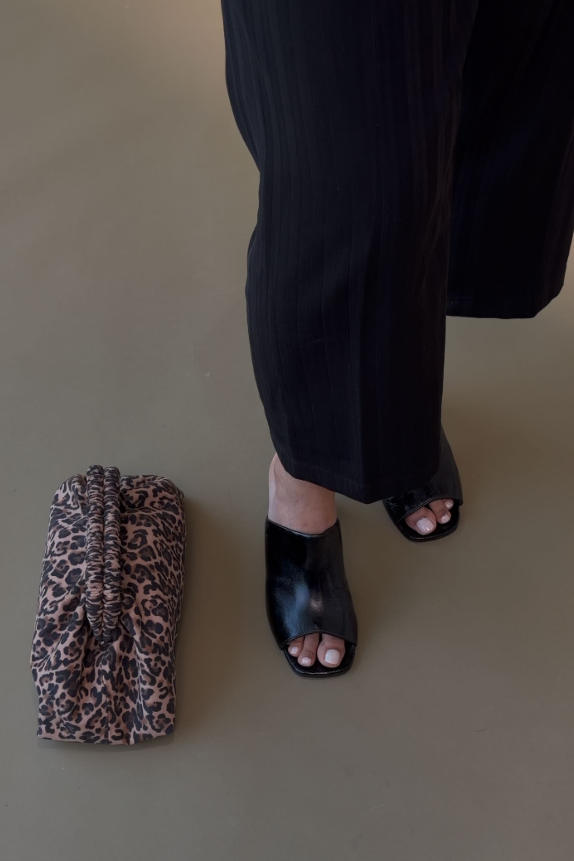 Slouch Clutch in Beige Leopard