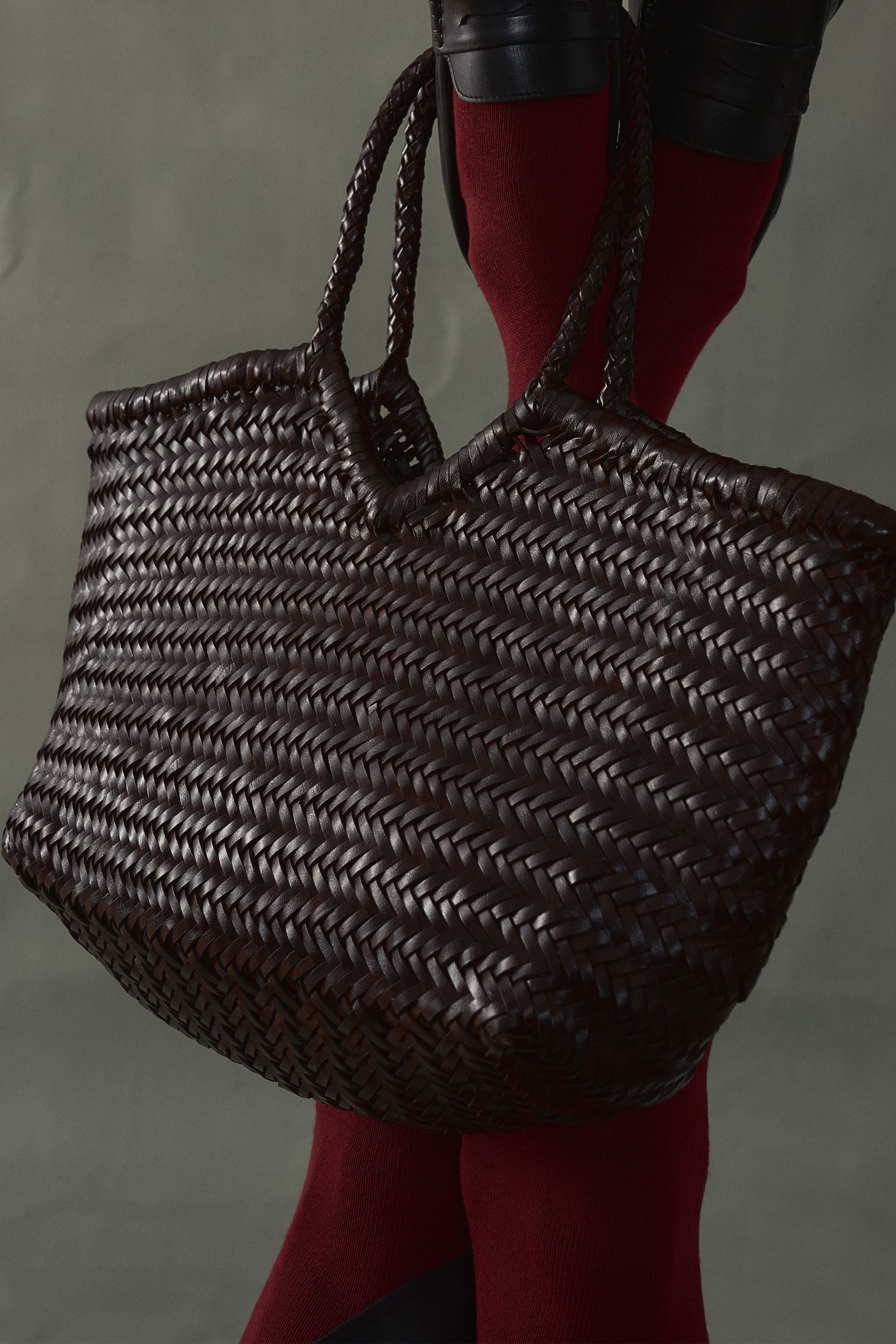 Foyer Tote V in Cedar Size-16