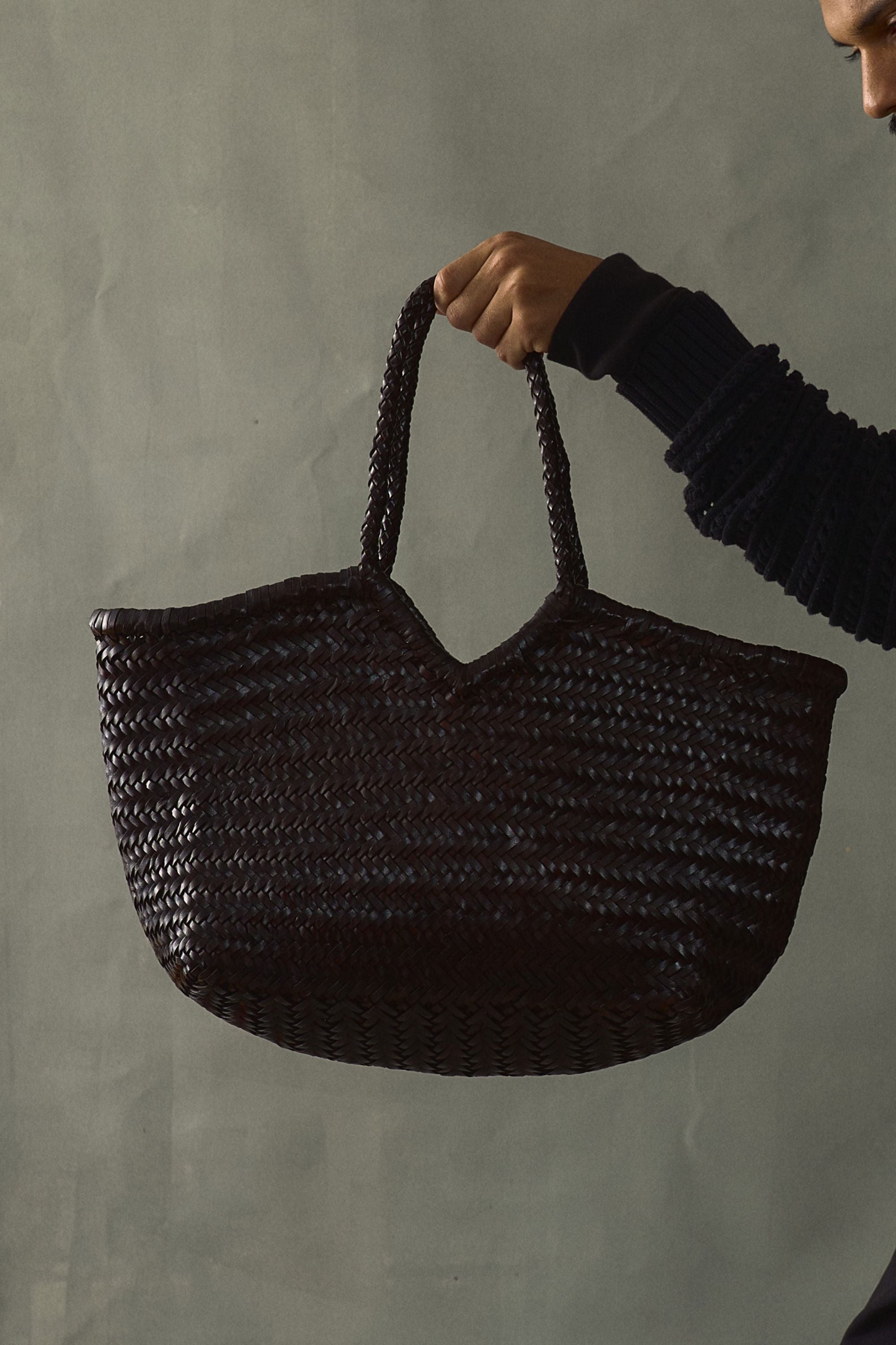 Foyer Tote V in Cedar Size-16